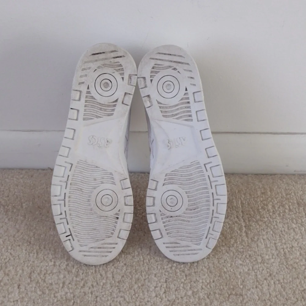 Women's Asics size 7 color white court shoe - Picture 3 of 6